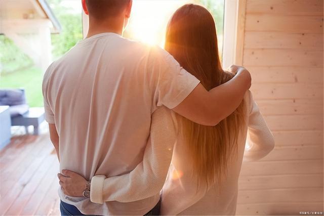 我58歲再娶小9歲妻！嫩妻「每晚逼我做一件事」　我照做「一年後全身輕盈精力大增」：娶對人了❤️