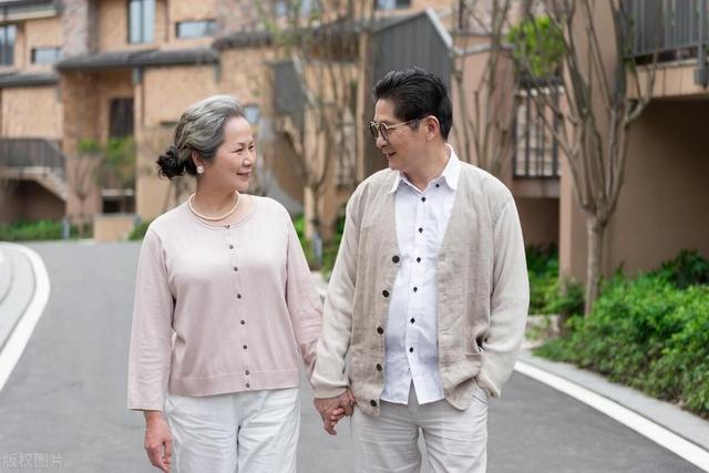 我58歲再娶小9歲妻！嫩妻「每晚逼我做一件事」　我照做「一年後全身輕盈精力大增」：娶對人了❤️