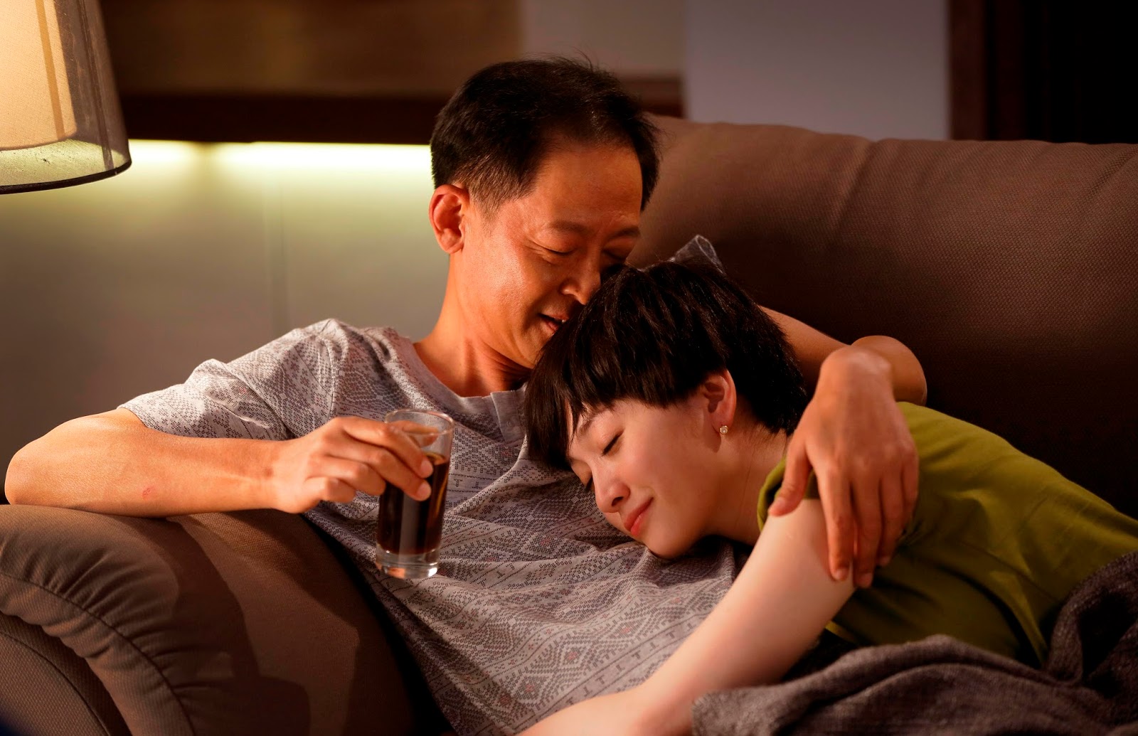 我58歲再娶小9歲妻！嫩妻「每晚逼我做一件事」　我照做「一年後全身輕盈精力大增」：娶對人了❤️