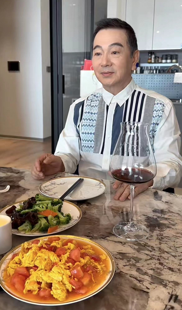 被爆住在富人區！66歲大咖演員「零偽裝猛嗑路邊攤」竟無人認出　「150元花不完」接地氣生活曝