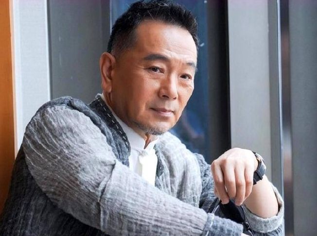 被爆住在富人區！66歲大咖演員「零偽裝猛嗑路邊攤」竟無人認出　「150元花不完」接地氣生活曝