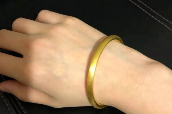 奶奶「拿出一金一銀手鐲」分給兩媳婦！　伯母先搶走金色「媽媽拿到銀色10年後卻樂歪」：傻人有傻福