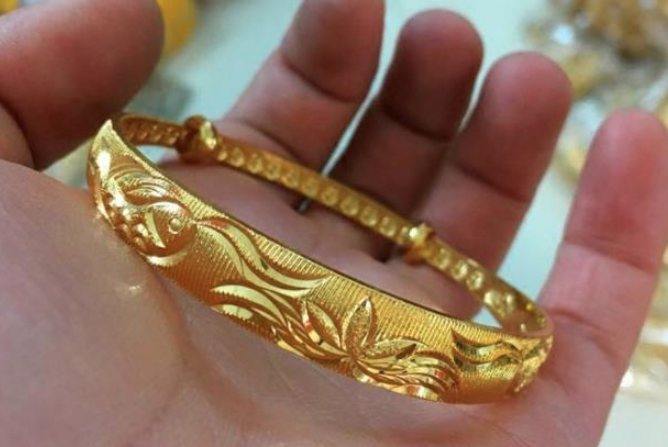 奶奶「拿出一金一銀手鐲」分給兩媳婦！　伯母先搶走金色「媽媽拿到銀色10年後卻樂歪」：傻人有傻福