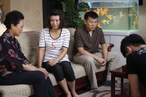 奶奶「拿出一金一銀手鐲」分給兩媳婦！　伯母先搶走金色「媽媽拿到銀色10年後卻樂歪」：傻人有傻福