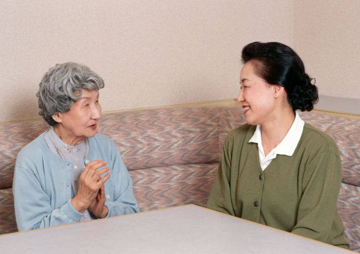 奶奶「拿出一金一銀手鐲」分給兩媳婦！　伯母先搶走金色「媽媽拿到銀色10年後卻樂歪」：傻人有傻福