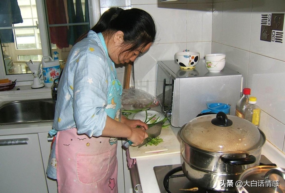 婆家15人聚餐！出錢出力「只有殘羹剩飯吃」　老公清醒後「一招反擊」婆家人再也不敢怠慢了