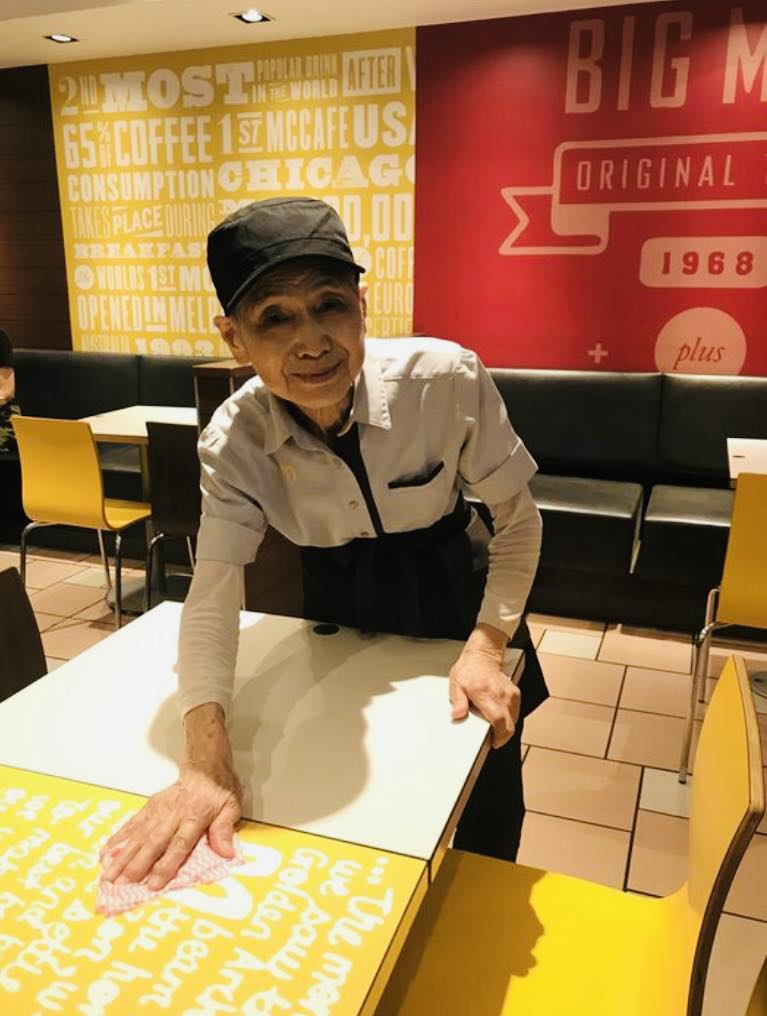 麥當勞最年長女員工！90歲奶奶「工作23年從沒請過假」：要工作到一百歲！