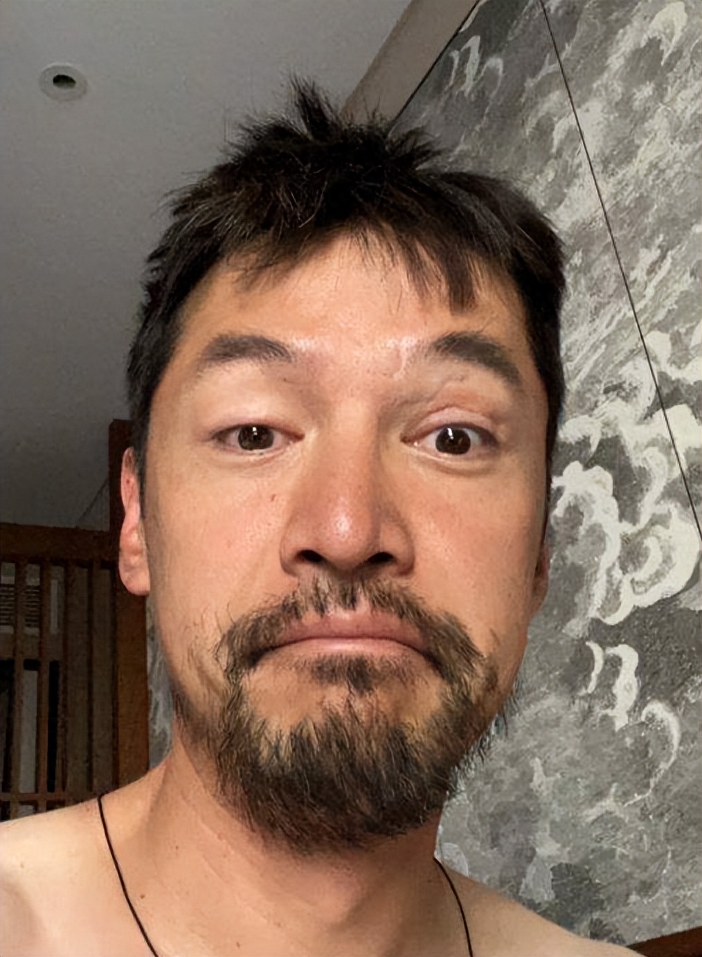 深夜再度暴走！大咖男星「失控發崩壞照」懺悔：我對不起好多人　網擔憂「他走不出17年前事故」