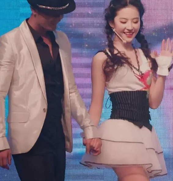 劉亦菲「19歲時」的舞蹈照！樣貌清純可愛　有誰注意到她旁邊「已成大咖的伴舞」是誰？