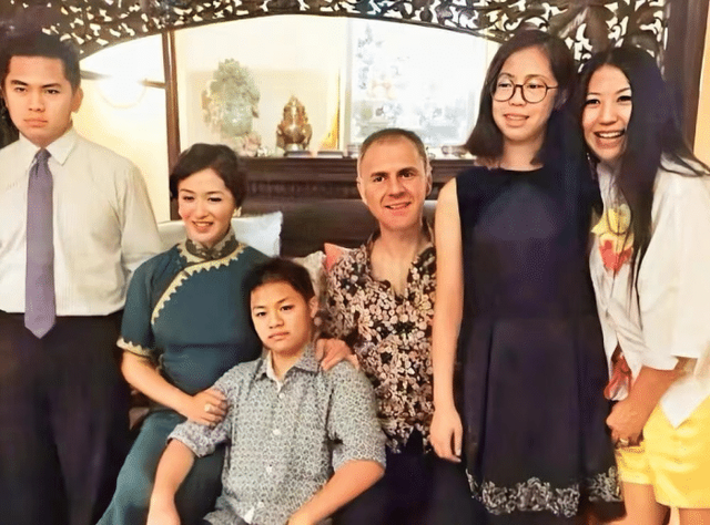  偶遇一線女星！粉絲曝「她近距離看超優雅」穿金戴銀　被起底「前身是男人」消瘦一圈