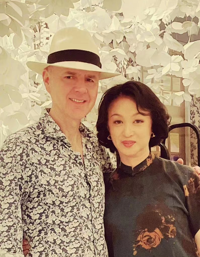  偶遇一線女星！粉絲曝「她近距離看超優雅」穿金戴銀　被起底「前身是男人」消瘦一圈