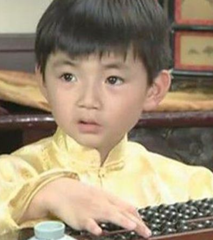 犯下重大命案!28歲台灣童星「遭重判17年」囂張逃逸 犯案後還慶功「通緝照曝光」死者母淚:是種折磨