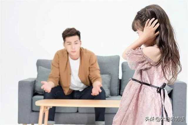 父親「娶了後媽」把女兒趕出家門！6年後女兒事業有成歸來　到家後「見到繼母」卻愣住了