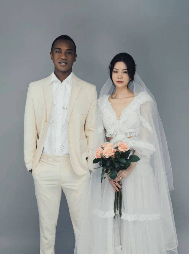黑白配夫妻！黑人球星「甜娶東方面孔女孩」卻被酸準備二婚　背景曝光後「眾人竟一面倒祝福」