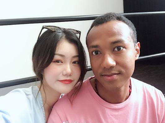 黑白配夫妻！黑人球星「甜娶東方面孔女孩」卻被酸準備二婚　背景曝光後「眾人竟一面倒祝福」