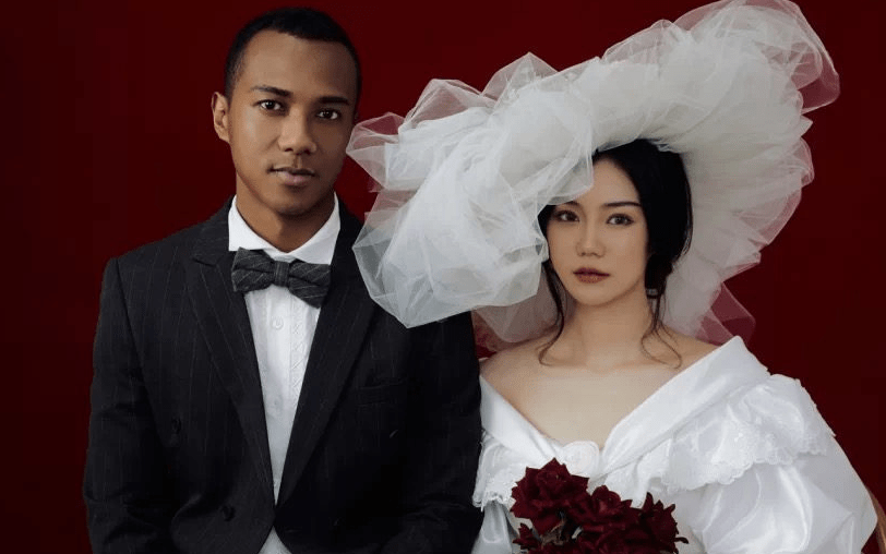 黑白配夫妻！黑人球星「甜娶東方面孔女孩」卻被酸準備二婚　背景曝光後「眾人竟一面倒祝福」
