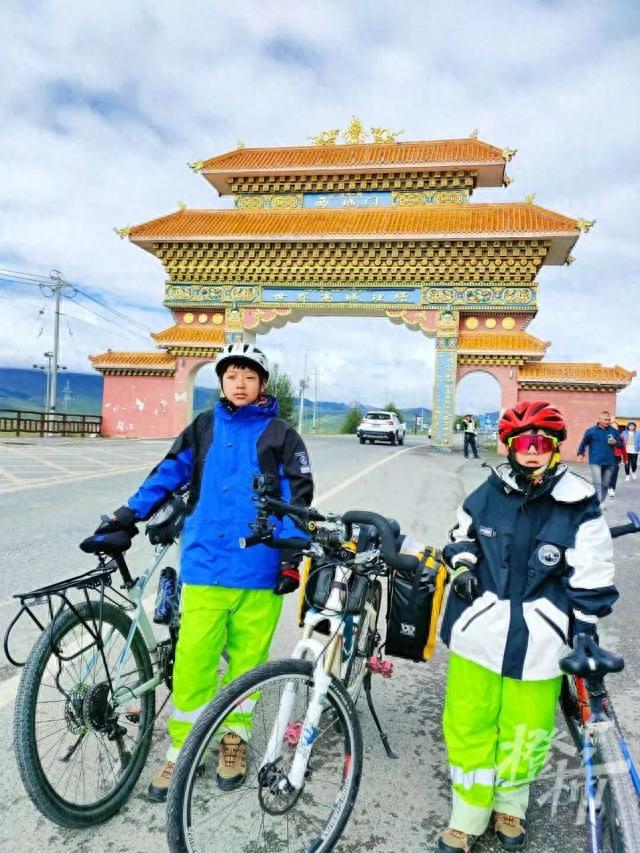 國中兒放暑假！父子三人「32天騎2160公里」日騎10小時　翻過12座高山回家「媽媽開門傻眼了」