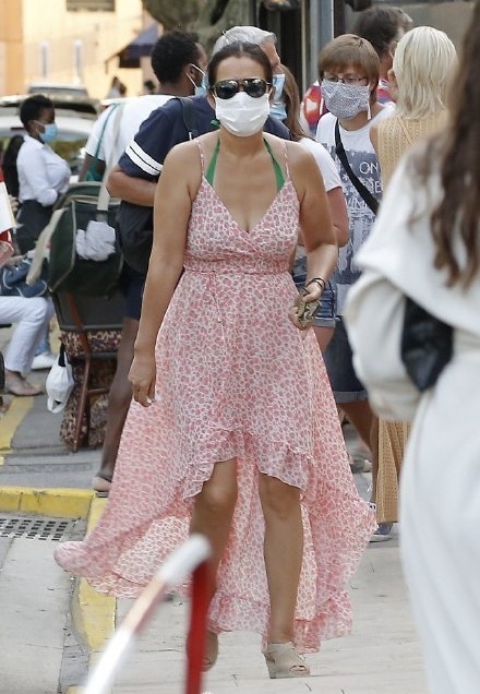 55歲知名女星無懼「身材發福」！胖到70公斤大方穿「吊帶裙」出門　自信的樣子真美