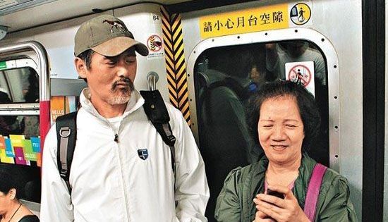 偶遇大明星！女星低調「搭地鐵滑手機」粉絲一眼認出　網驚呼「像年輕的張柏芝」：從小美到大