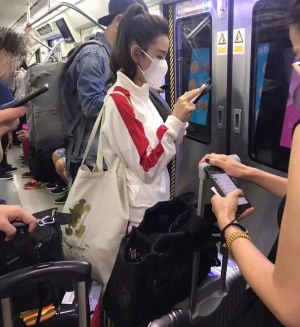偶遇大明星！女星低調「搭地鐵滑手機」粉絲一眼認出　網驚呼「像年輕的張柏芝」：從小美到大