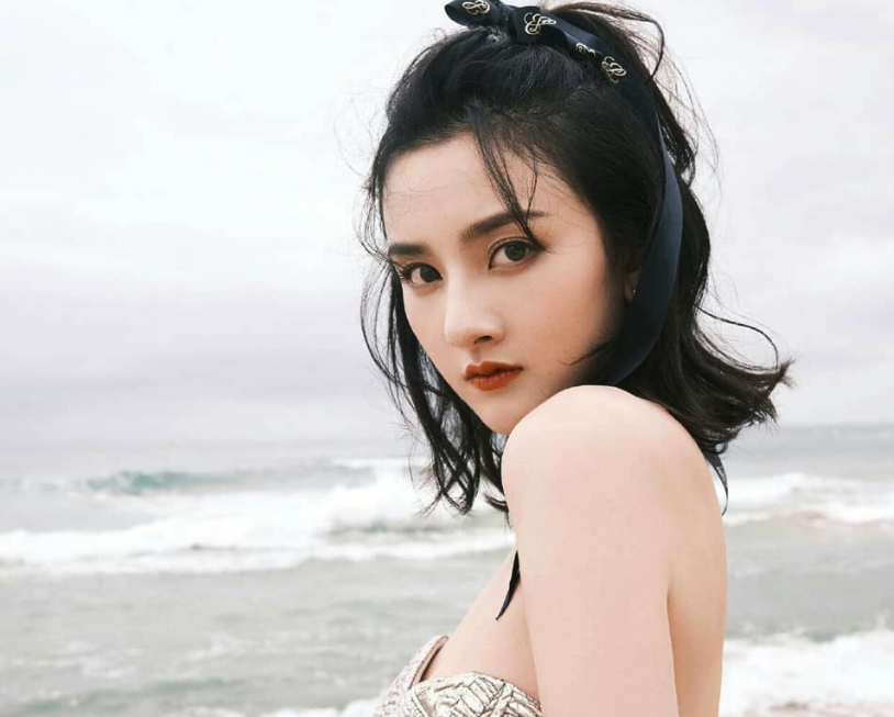 偶遇大明星！女星低調「搭地鐵滑手機」粉絲一眼認出　網驚呼「像年輕的張柏芝」：從小美到大