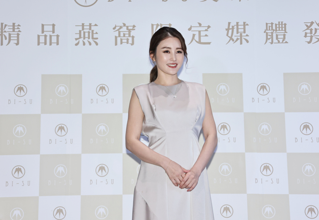 斷開9年豪門婚！麻衣低調抵台「被拍到有日男相陪」　「一挖男子身分」粉絲誇：好貼心