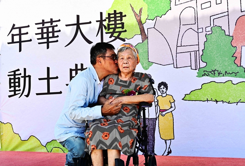 把母愛傳出去！資深歌手暖心「捐出1億祖厝」改建長照中心　大樓匾額「忘不了爸媽恩情」：最無私的愛