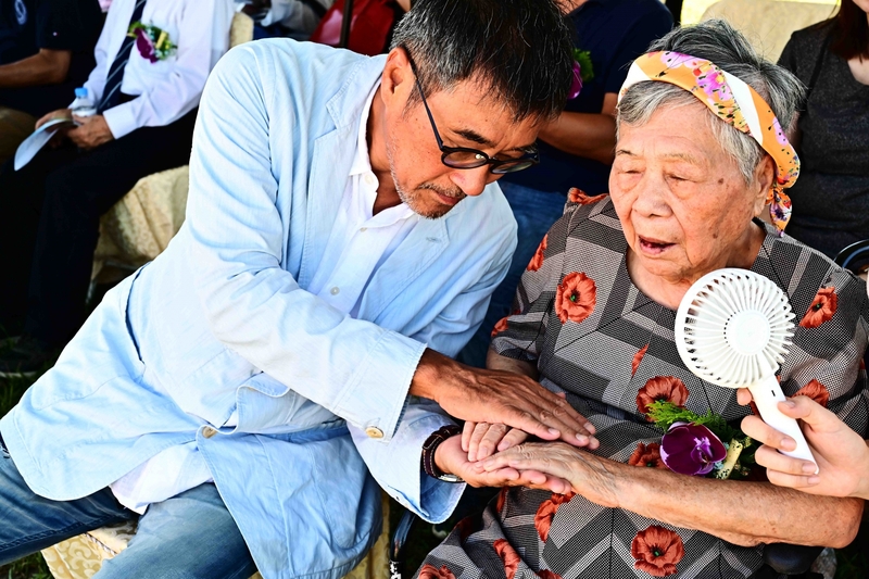 把母愛傳出去！資深歌手暖心「捐出1億祖厝」改建長照中心　大樓匾額「忘不了爸媽恩情」：最無私的愛