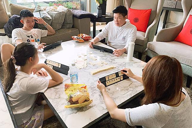 結婚邁入19年！曾國城剛丟主持棒「1舉動惹毛辣妻」　老友爆料「夫妻私下相處」：她一直抱怨