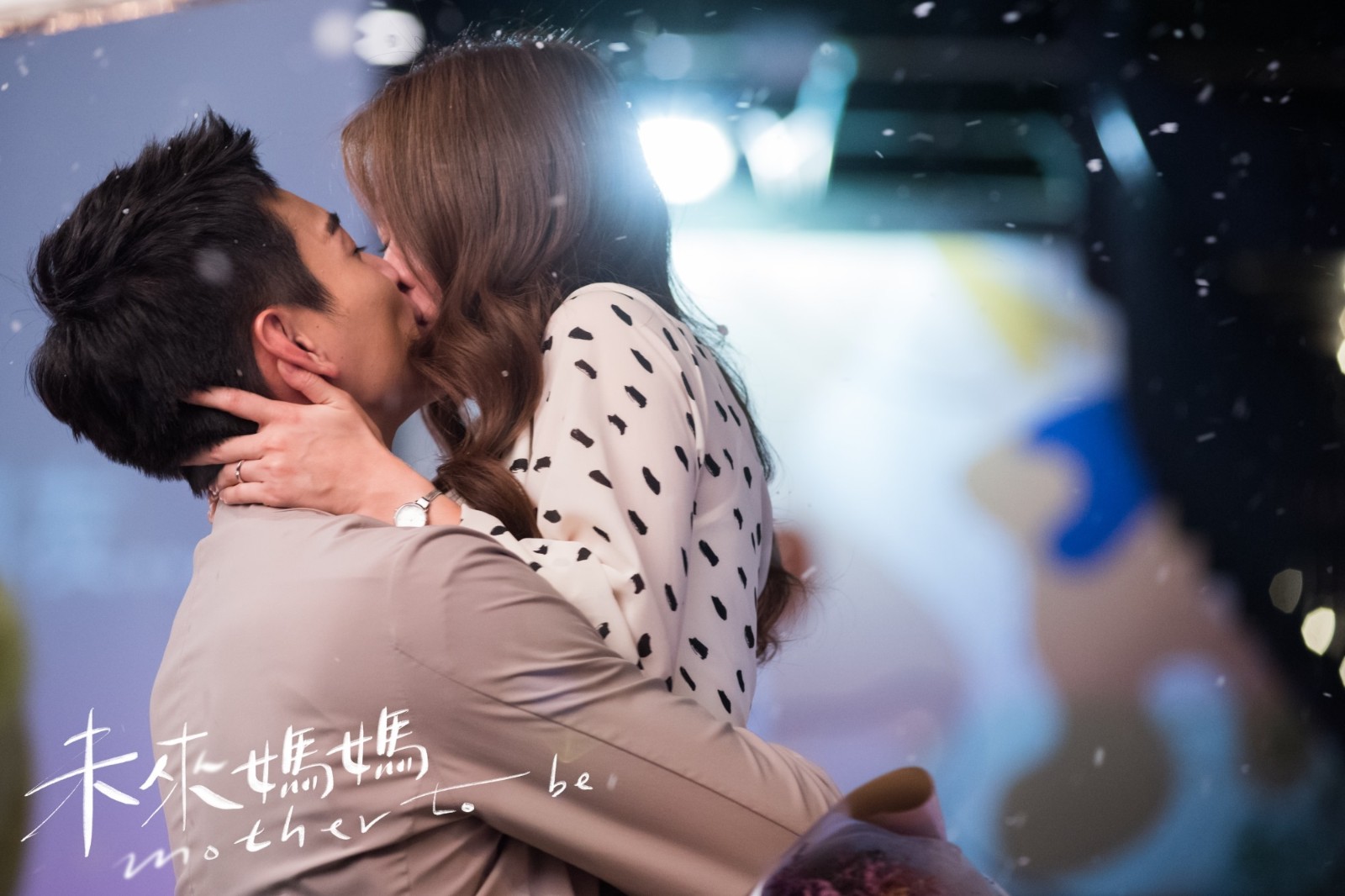 老公出差提前回家「撞見老婆慌忙倒垃圾」！　狠狠一把搶過「垃圾袋掉出的東西」讓他看哭：好險提早回來