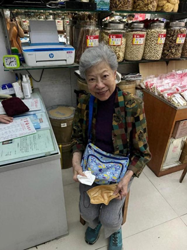 與影后坐同輛車！他目擊「89歲老戲骨」獨自搭巴士　「終生不婚無子」晚年生活曝