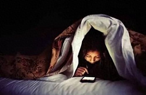 新婚夜妻子「穿棉襖睡覺」!丈夫覺得有問題 半夜起來「打開燈」整個人懵住了