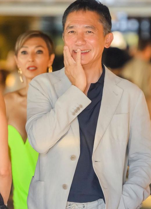 李安頒獎給他！影帝出道40年「首拿終身成就獎」華人第一　甜吻女星老婆「結婚15年罕放閃」