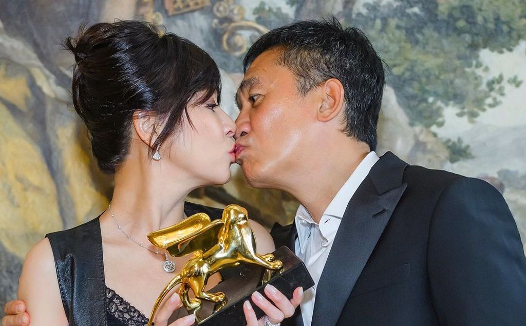 李安頒獎給他！影帝出道40年「首拿終身成就獎」華人第一　甜吻女星老婆「結婚15年罕放閃」