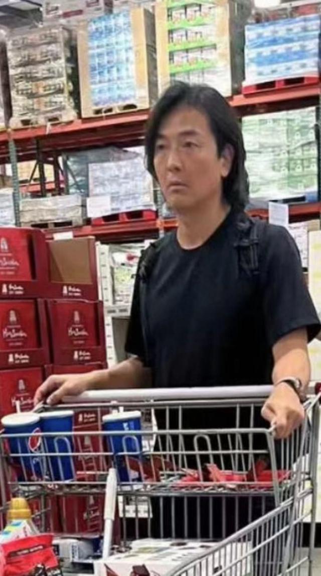 結婚10年無子！天王夫婦「超市買衛生紙」被捕獲　小6歲妻「小腹微隆起」網驚喜喊：孕味十足