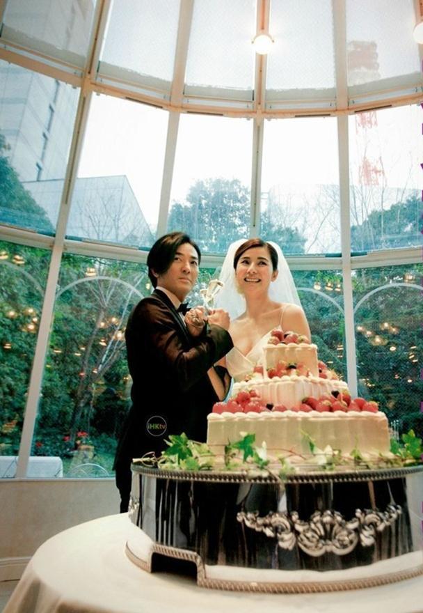 結婚10年無子！天王夫婦「超市買衛生紙」被捕獲　小6歲妻「小腹微隆起」網驚喜喊：孕味十足