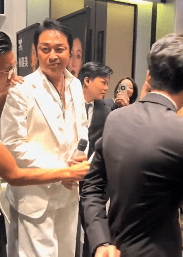 61歲瓊瑤小生「赴陸商演撈金」突眼歪嘴斜　「被大批婆媽包圍」不輸當年人氣