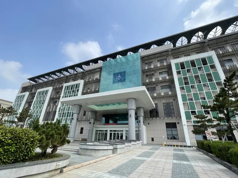 新竹孝女騎車「遭家犬衝出」不幸摔車身亡　法官一聽身世唏噓「心疼她拼命考6證照」