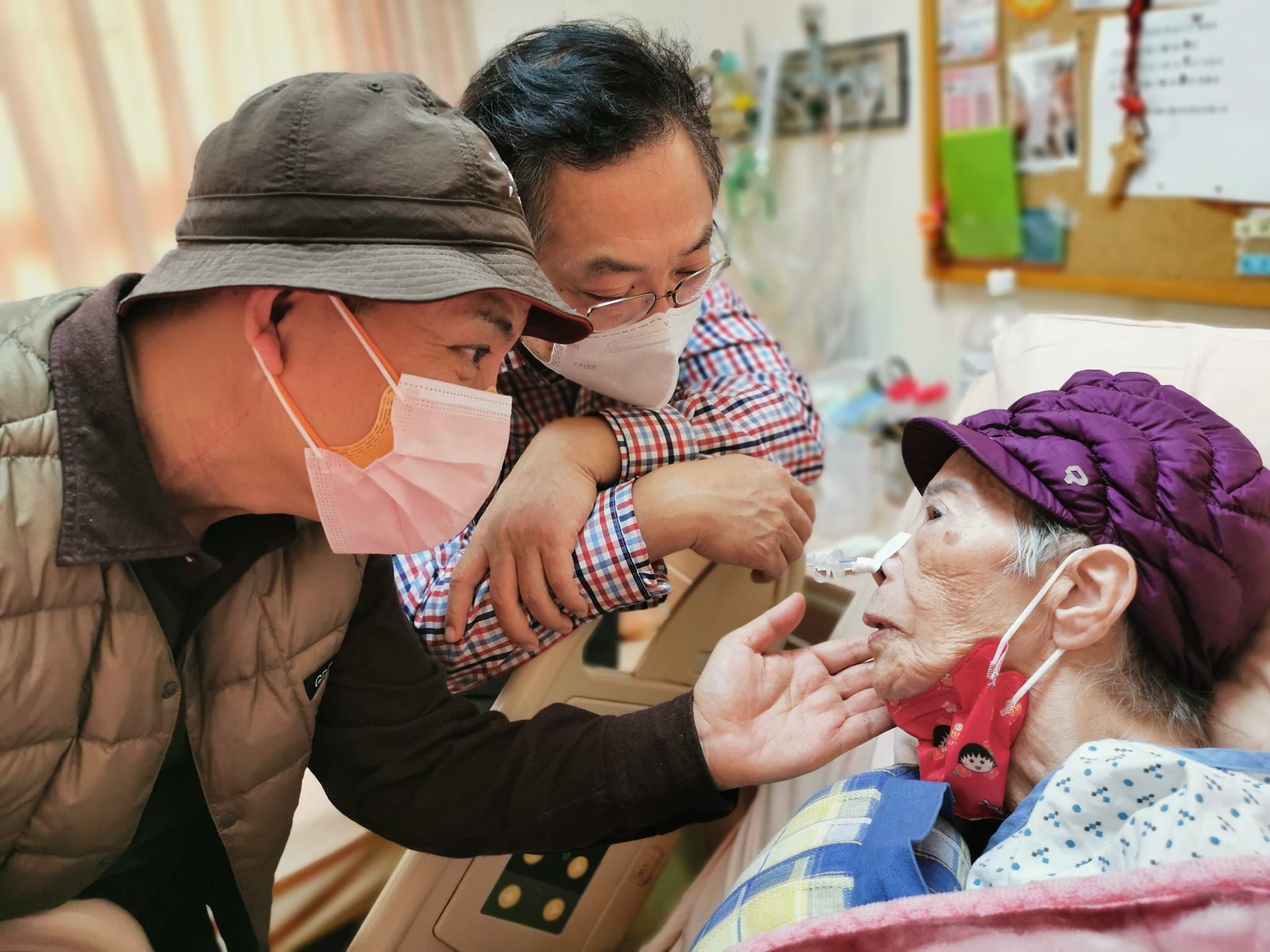 才送走病母!69歲金鐘男星「罹患扁桃腺癌」緊急開刀 「右頸留12公分傷疤」化療病況曝光