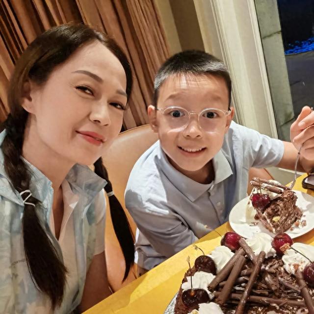 39歲未婚生子！綠葉女星「獨力撫養兒子」生父身分成謎　砸天價學費「送12歲兒讀名牌學校」
