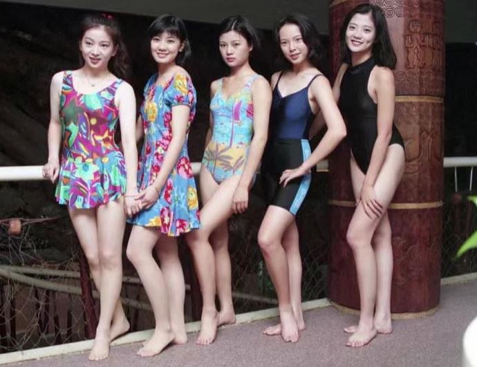無修圖年代！天心曬「28年前泳裝照」驚見賈靜雯　5美女「全是知名女星」網狂問：中間認不出