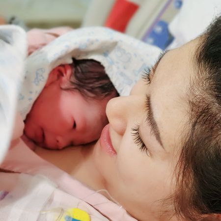 快訊／41歲女歌手生了！兒一出生「肺積水入住保溫箱」嚇壞全家