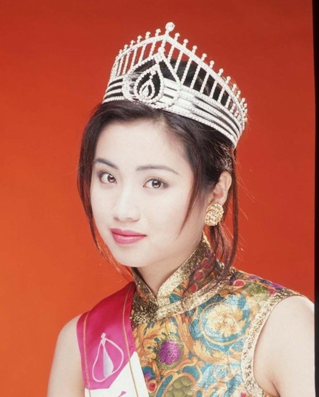 昔日選美冠軍！她不演戲了「跑去和尪賣魚蛋」　51歲老態盡顯「瘦出樹根脖」網喊好恐怖