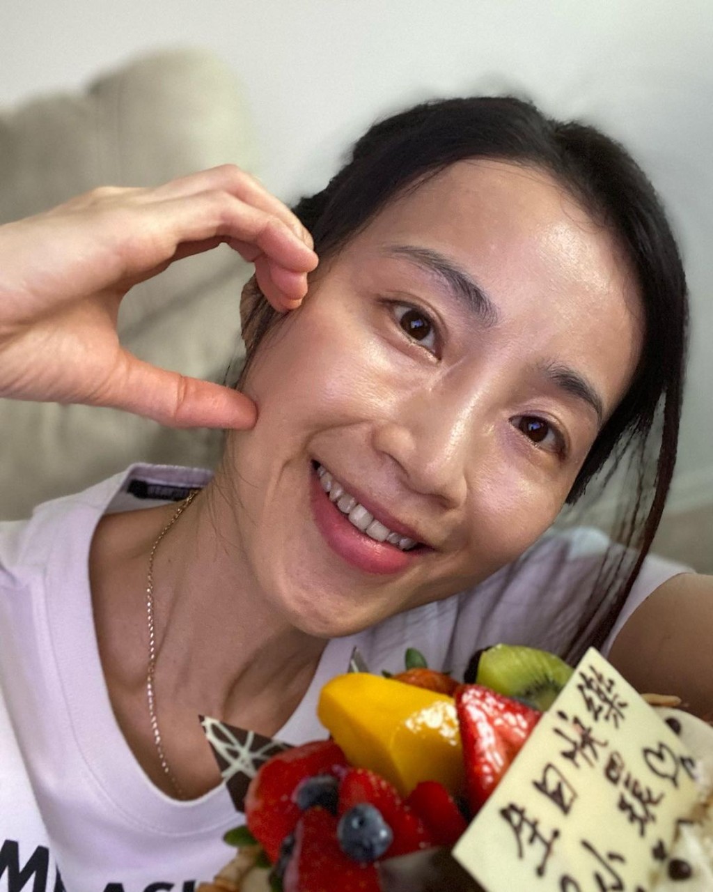 昔日選美冠軍！她不演戲了「跑去和尪賣魚蛋」　51歲老態盡顯「瘦出樹根脖」網喊好恐怖