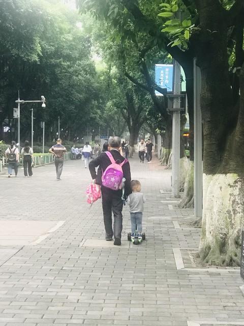 一手帶大孫子外孫！我一視同仁「從不差別對待」　直到某次「我摔倒住院了」才醒悟：差的不僅是一個字