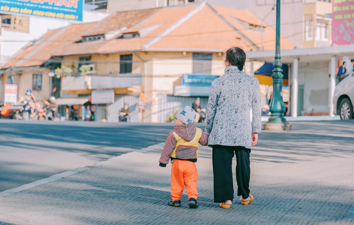 一手帶大孫子外孫！我一視同仁「從不差別對待」　直到某次「我摔倒住院了」才醒悟：差的不僅是一個字