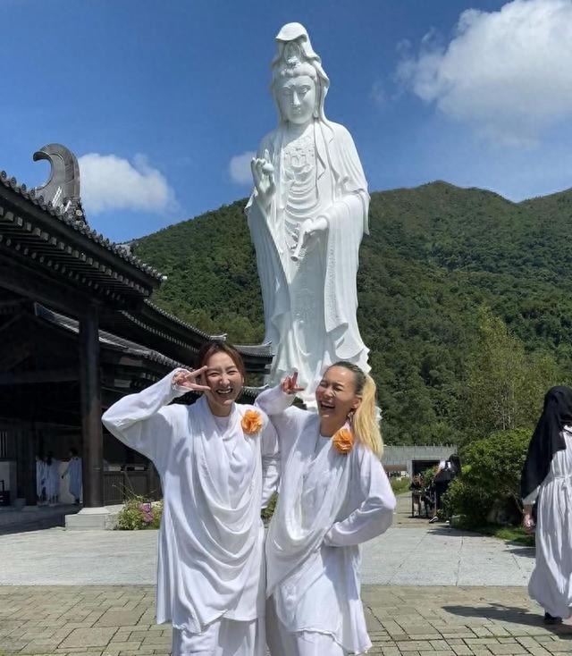 到寺廟做義工！36歲女星全白素服「虔誠手捧連花燈」　「觀音像前1動作」卻惹網怒轟：成何體統