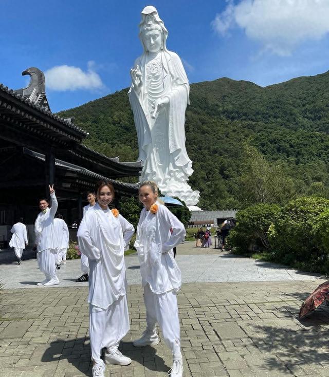到寺廟做義工！36歲女星全白素服「虔誠手捧連花燈」　「觀音像前1動作」卻惹網怒轟：成何體統