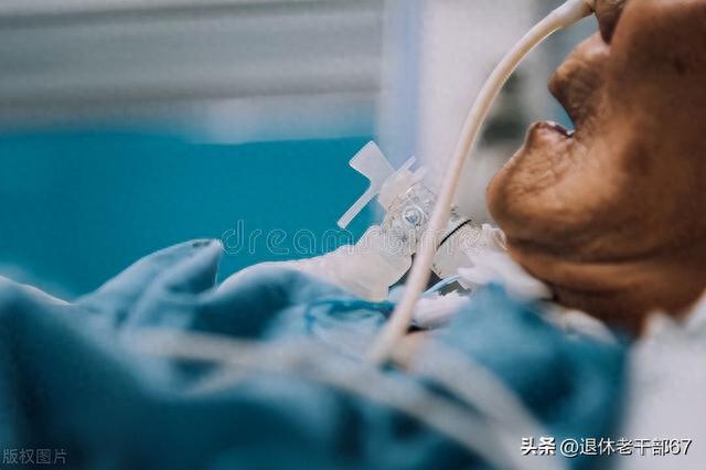 終生良心不安！兒時我和弟弟「做了1件虧心事」　為此「養了乾爹乾媽20年」仍沒勇氣說出真相