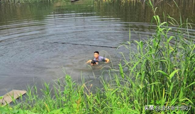 終生良心不安！兒時我和弟弟「做了1件虧心事」　為此「養了乾爹乾媽20年」仍沒勇氣說出真相